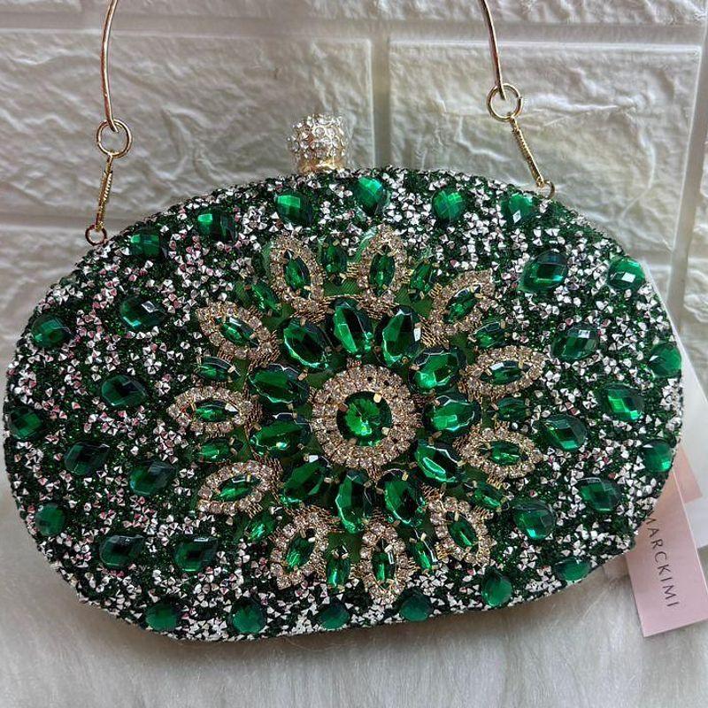 BOLSA CLUTCH REDONDA TODA TRABALHADA EM PEDRAS COM DETALHE DE FLOR AO MEIO