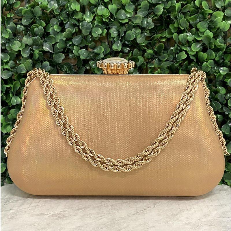 BOLSA CLUTCH TRAPÉZIO COM CORRENTE TORÇIDA E PUXADOR COM DETALHE EM RESINA