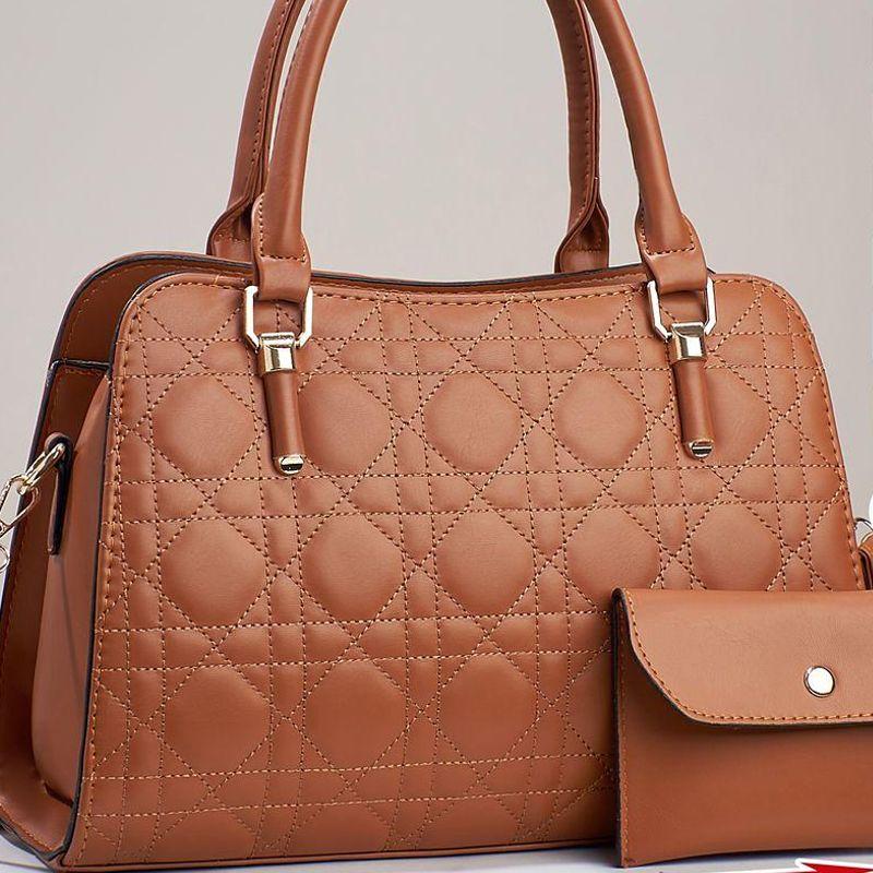 BOLSA GRANDE COM DETALHE QUADRICULADO NA FRENTE E DETALHE DE CILINDRO NA ALÇA COM CARTEIRA