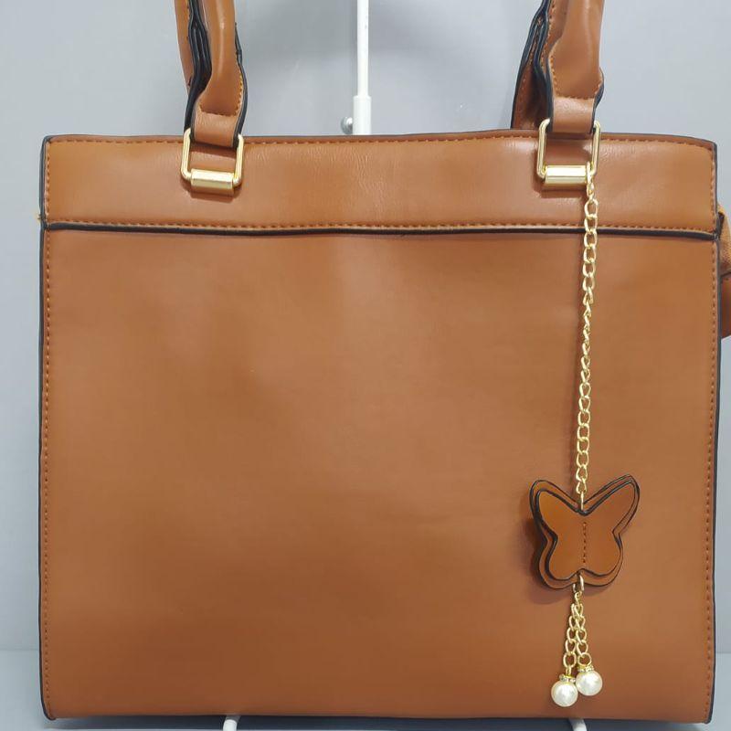 BOLSA GRANDE QUADRADA LISA COM CHAVEIRO DE BORBOLETA COM PEROLAS
