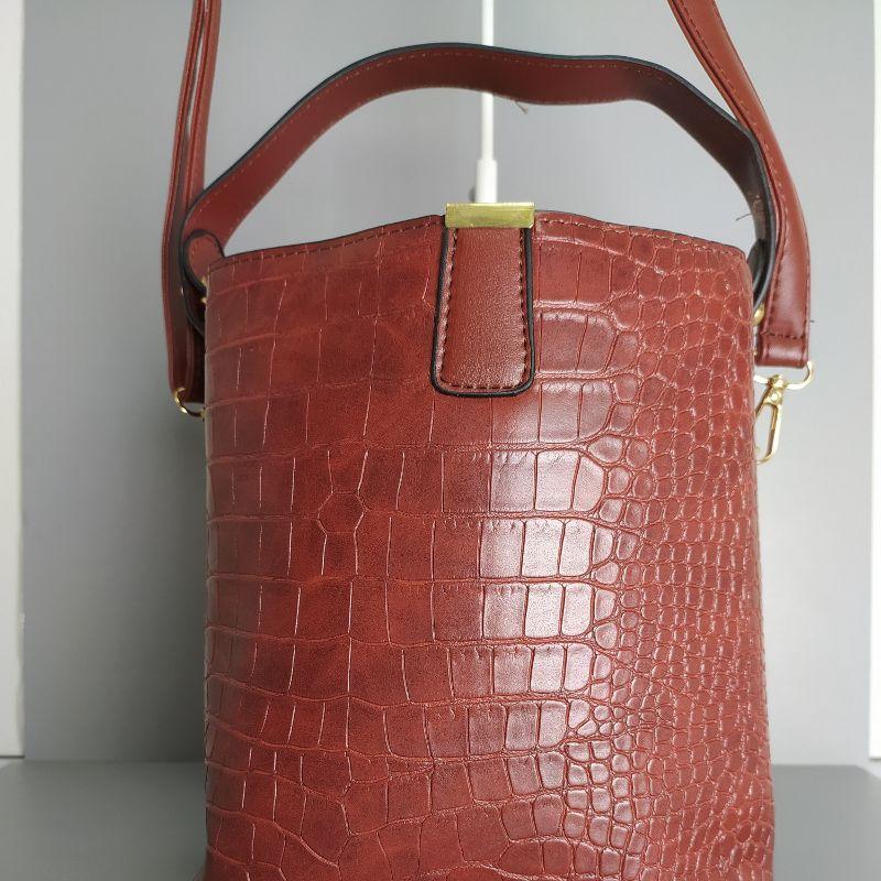 BOLSA MEDIA SACO DETALHE DE COBRA E UMA GRAVATA NA FRENTE