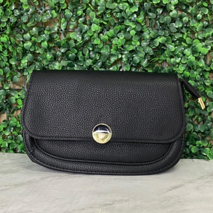 BOLSA PEQUENA MEIO ARREDONDADA FECHO COM DETALHE DE CÍRCULO DIVIDIDO