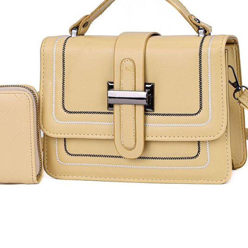 BOLSA PEQUENA QUADRADA COM DETALHE EM COSTURA E UMA FIVELA NA FRENTE COM CARTEIRA