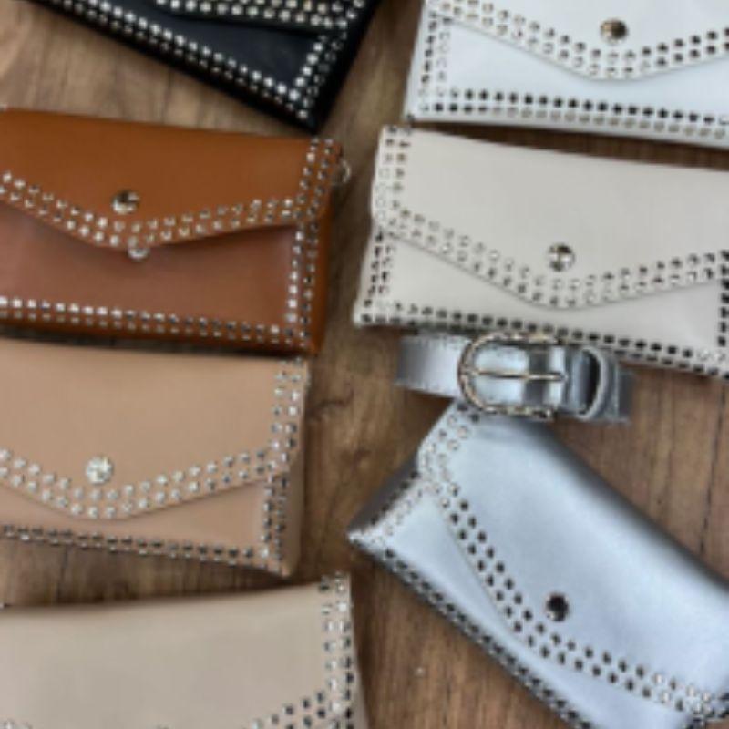 BOLSA PEQUENA QUADRADA COM TARRACHA PARA USO COMO POCHETE E COM CINTO
