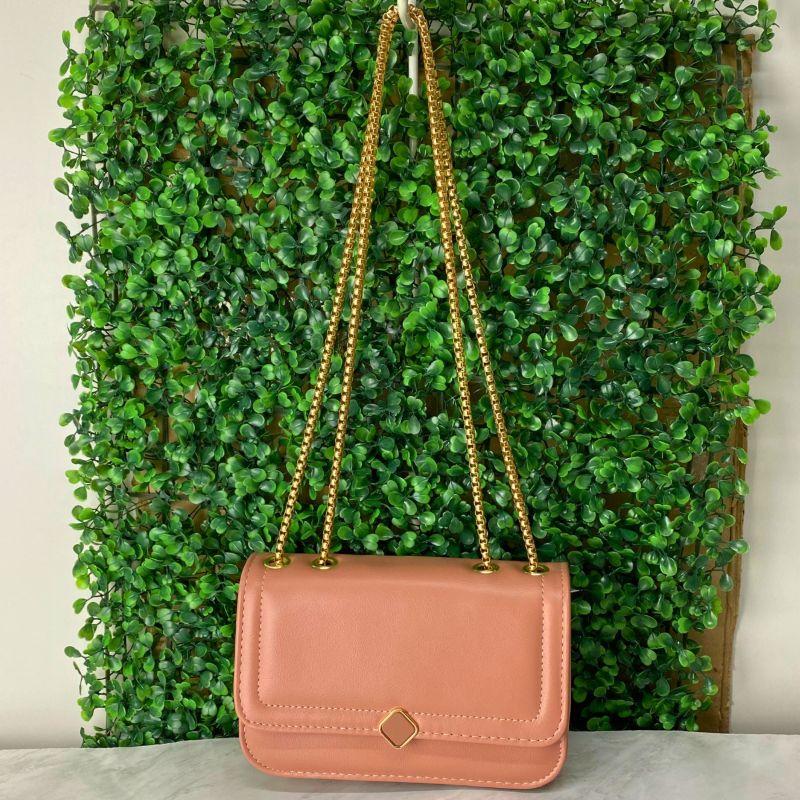 BOLSA PEQUENA QUADRADA LISA ABOTUADOR COM LOSANGO ALÇA DE CORRENTE DUPLA