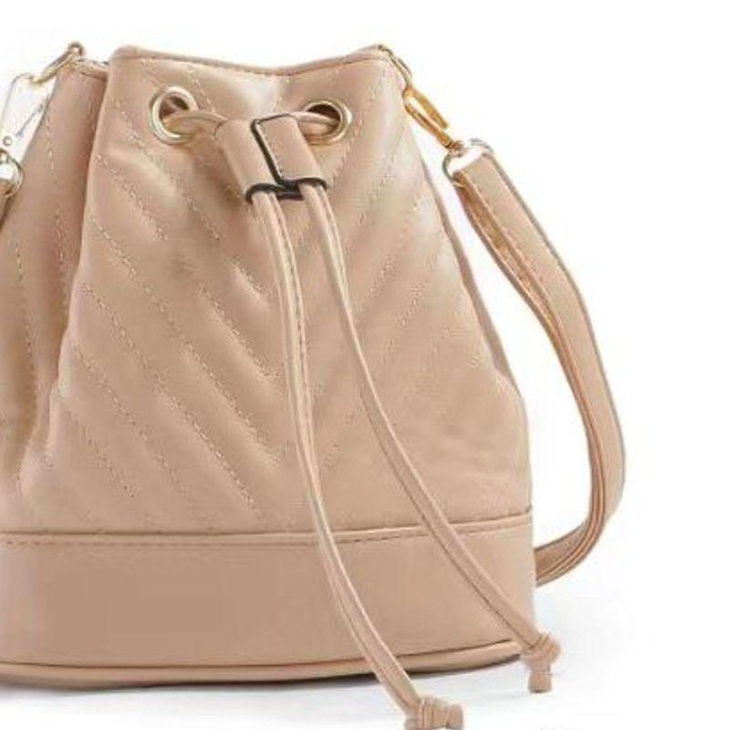 BOLSA PEQUENA SACO COM DETALHE EM V NA FRENTE