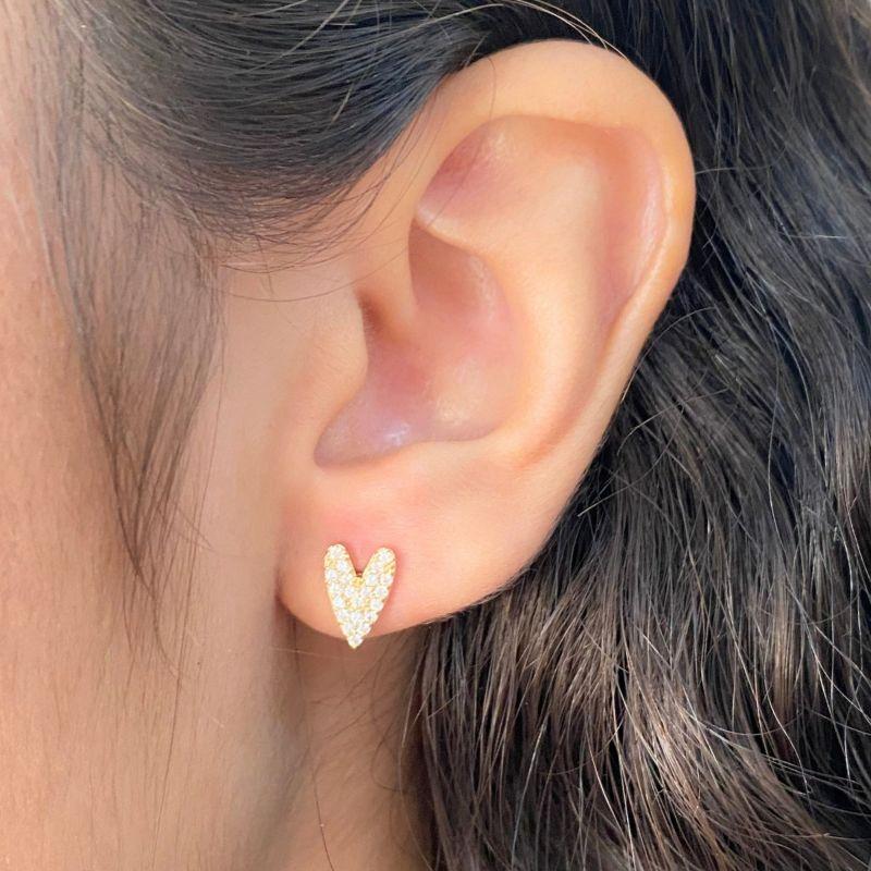 BRINCO PEQUENO CORAÇÃO CRAVEJADO 6x10MM