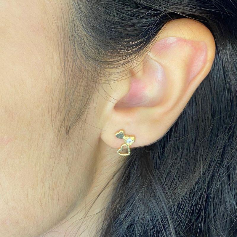 BRINCO PEQUENO ESTILO EAR CUFF 3 CORAÇÕES UM COM A ZIRCONIA CRAVEJADA CRISTAL
