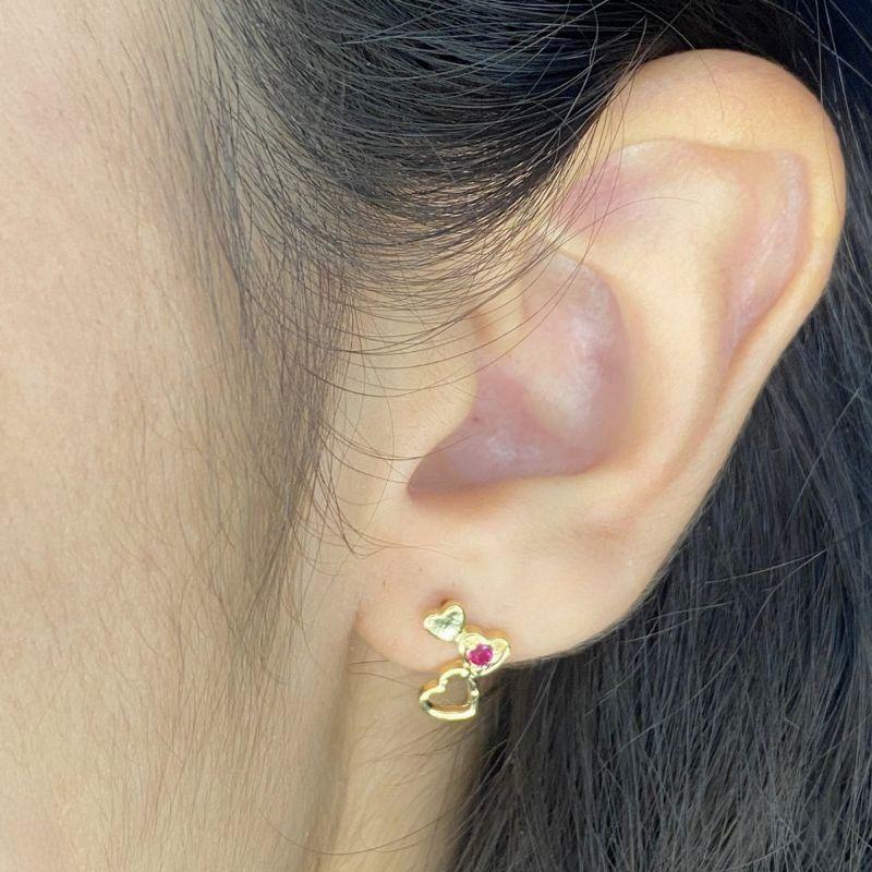 BRINCO PEQUENO ESTILO EAR CUFF 3 CORAÇÕES UM COM A ZIRCONIA CRAVEJADA ROSA