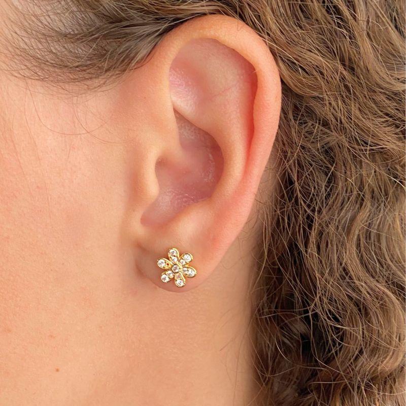 BRINCO PEQUENO FLOR 6 PETALA CRAVEJADA E MIOLO COM UMA ZIRCONIA