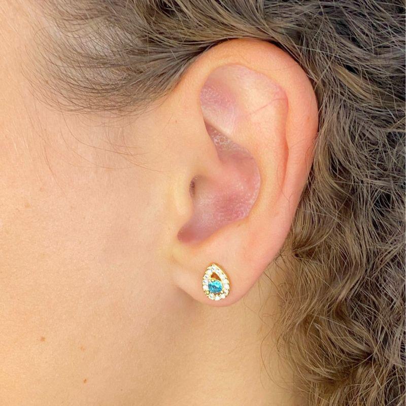 BRINCO PEQUENO GOTA CRAVEJADA CRISTAL POR FORA COM UMA ZIRCONIA ESMERALDA DENTRO