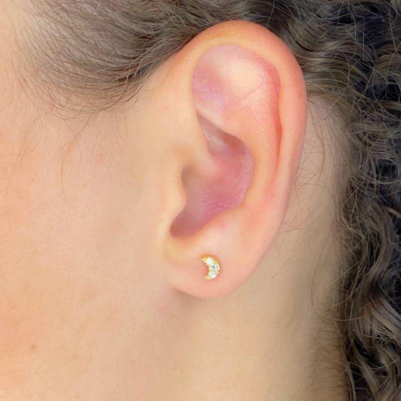 BRINCO PEQUENO LUA COM 3 ZIRCONIA CRISTAL