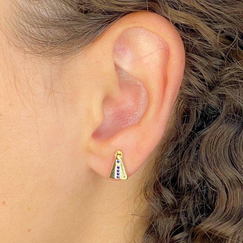 BRINCO PEQUENO NOSSA SENHORA APARECIDA CRAVEJADA COM 5 ZIRCONIA AZUL