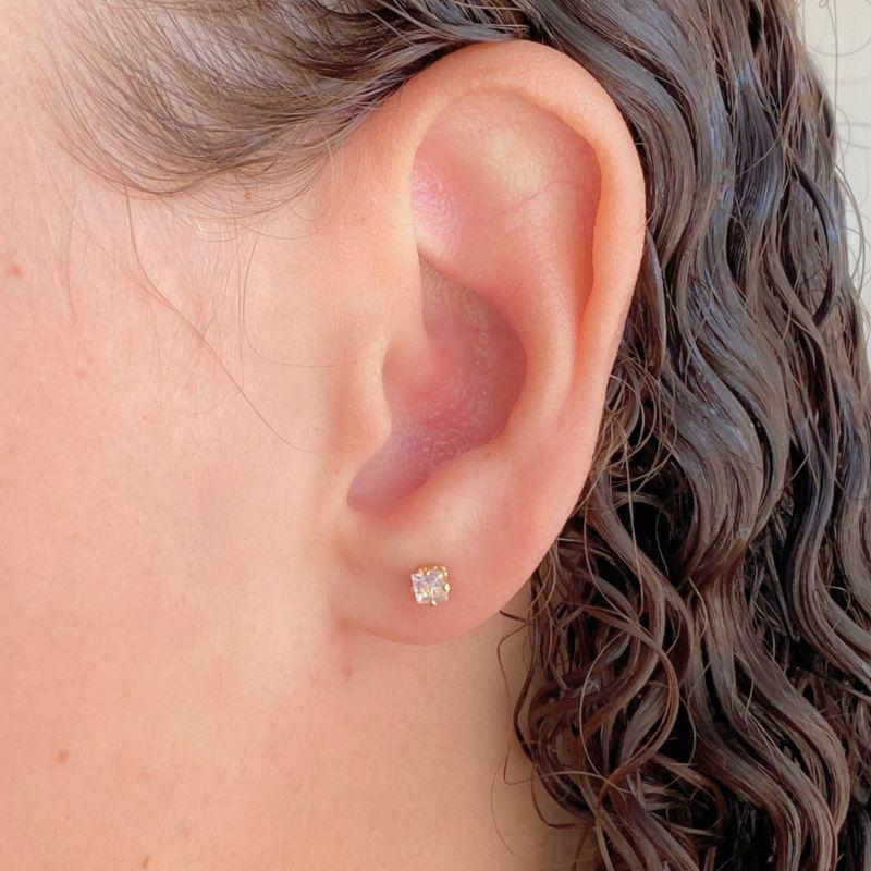 BRINCO PEQUENO ZIRCONIA QUADRADO CAIXA ALTA 3MM