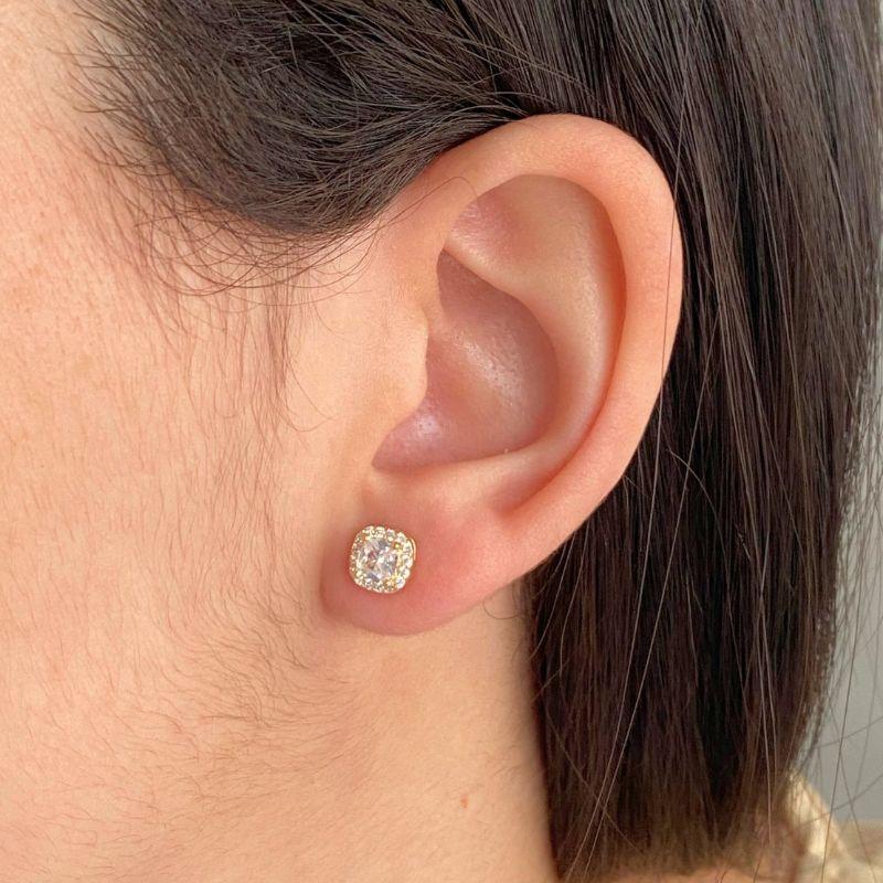 BRINCO QUADRADO CRAVEJADO COM 1 ZIRCONIA