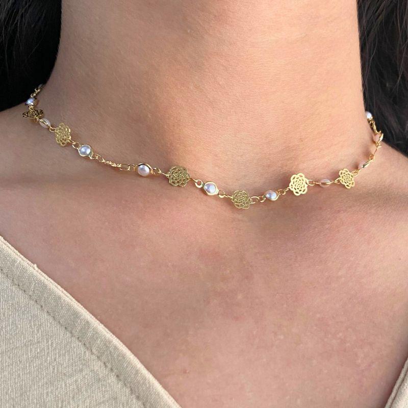 CHOKER COM MINI PEROLAS E ROSAS DE CHAPA COM EXTENSOR