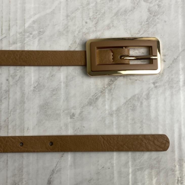 CINTO COURINO FIVELA RETANGULAR COM DETALHE DOURADO CORREIA FINA