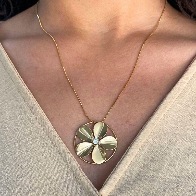 GARGANTILHA COM CIRCULO E UMA FLOR DENTRO COM MIOLO DE ZIRCONIA