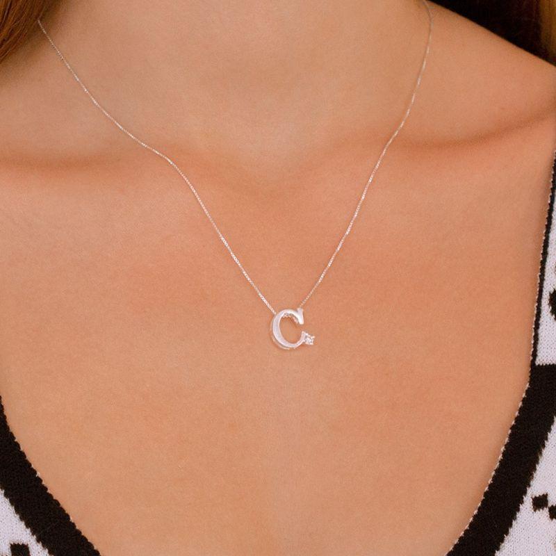 GARGANTILHA PRATA 925 LETRA C COM ZIRCONIA CRISTAL 1X1CM