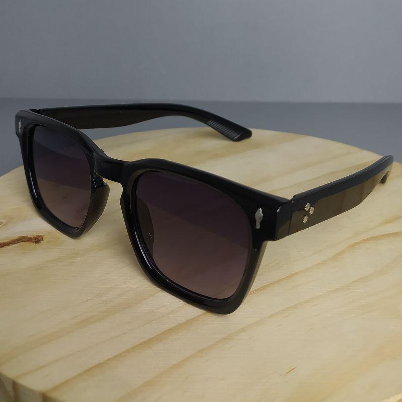 OCULOS ARMAÇÃO QUADRADA COM DETALHE DE ESPADA NA FRENTE E TRES FLORZINHAS NA LATERAL