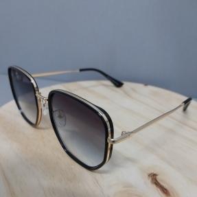 OCULOS DETALHE BOLINHA BORDA E LISTRA NO MEIO DA ARMAÇAO