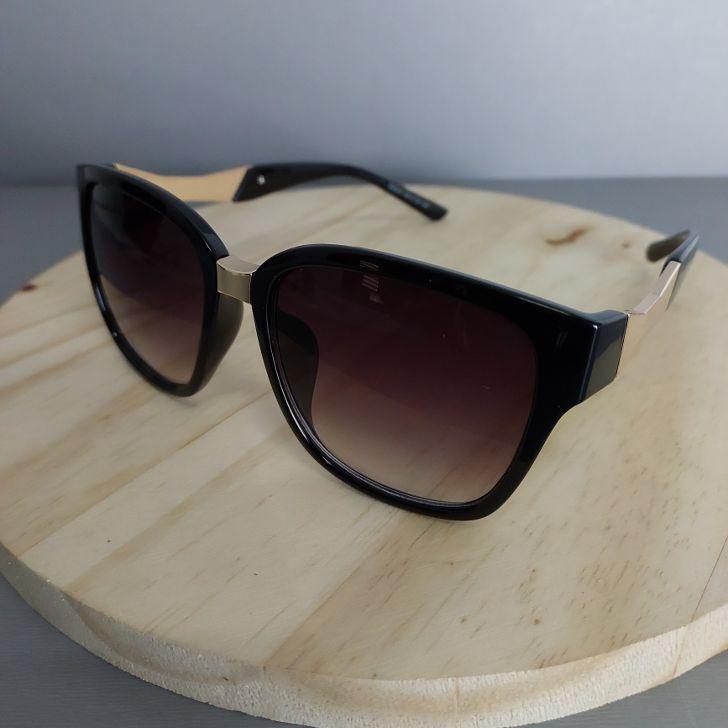 OCULOS GRANDE COM DETALHE ENTRE AS LENTES