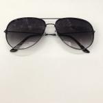 OCULOS RAYBAN DETALHE NO MEIO NAS LATERAIS