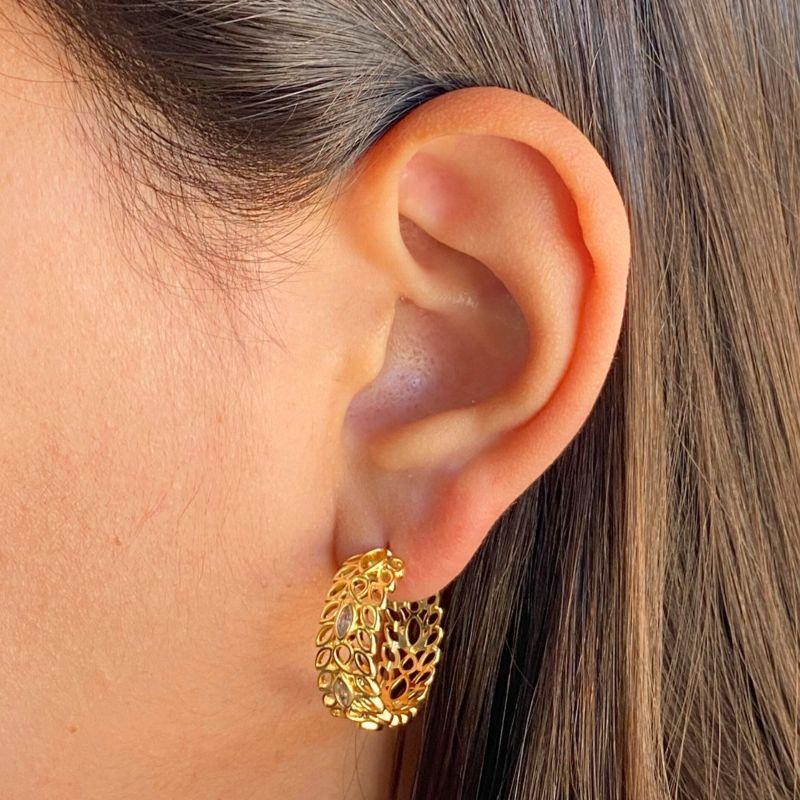 ARGOLA TARRACHA MÉDIA GROSSA COM MINI FOLHAS VAZADAS 3 ZIRCÔNIAS 21MM