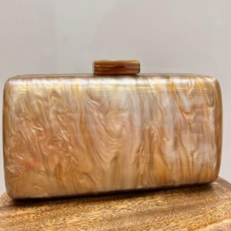 BOLSA CLUTCH QUADRADA ACRILICO PEROLADO PUXADOR RETANGULAR