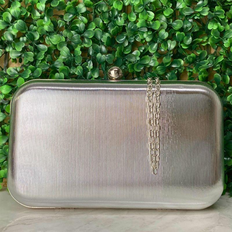 BOLSA CLUTCH RETÂNGULAR LISTRAS METALIZADAS ABOTUADOR REDONDO COM ALÇA DE CORRENTE