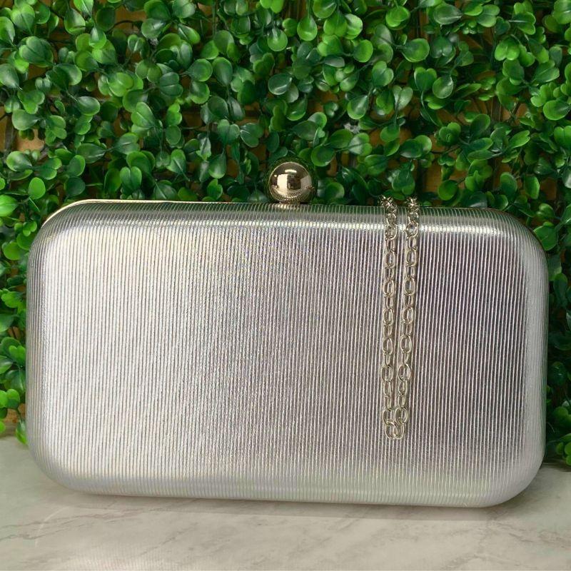 BOLSA CLUTCH RETÂNGULAR METALIZADA ABOTUADOR REDONDO COM ALÇA DE CORRENTE