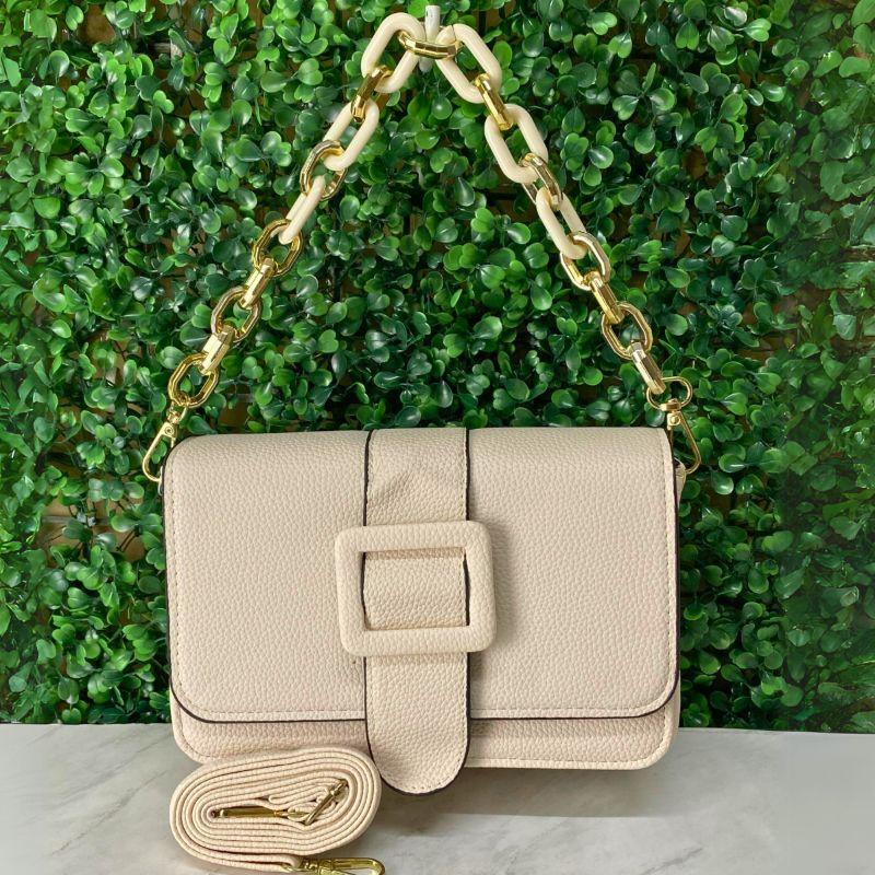 BOLSA PEQUENA LISA ABOTUADOR COM DETALHE DE FIVELA QUADRADA COM DUAS CORRENTES
