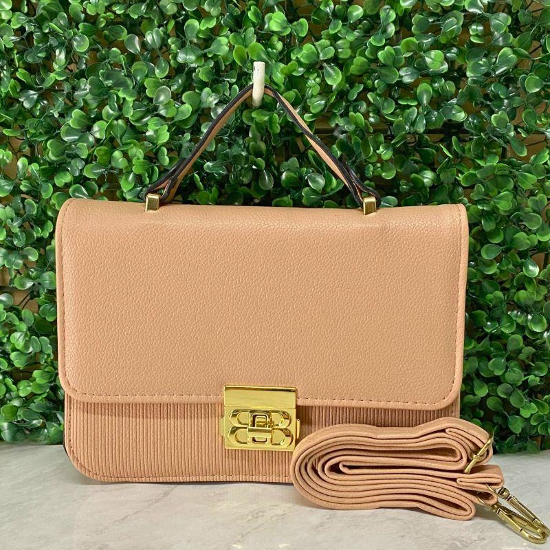 BOLSA PEQUENA QUADRADA COM TEXTURA DE LINHAS ABOTUADOR QUADRADO