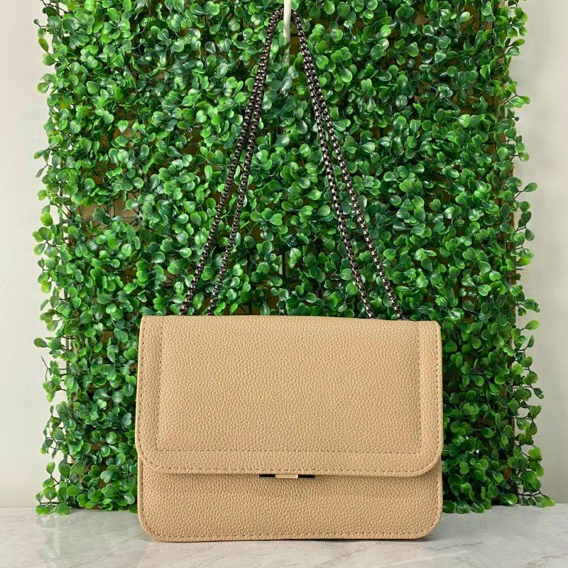 BOLSA PEQUENA QUADRADA DETALHE DE TIRA DE METAL ALÇA DE CORRENTE