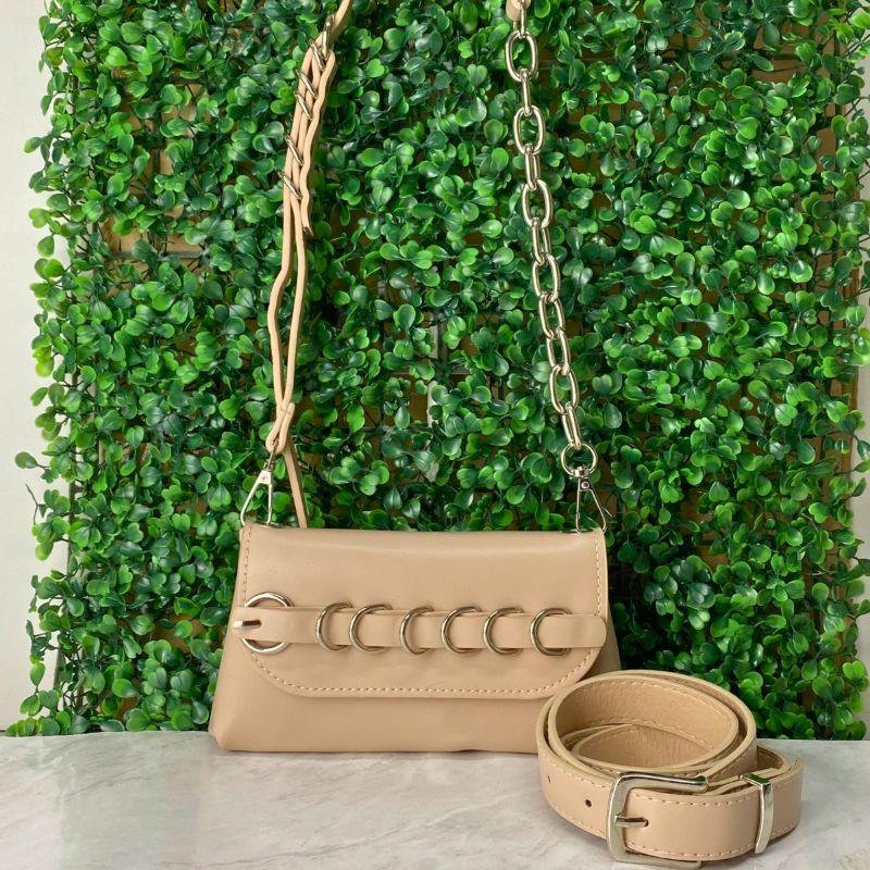 BOLSA PEQUENA QUADRADA DETALHE NA FRENTE DE METAL PARA USAR COMO POCHETE E COM CINTO