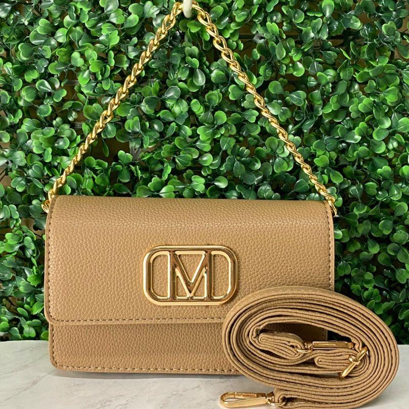 BOLSA PEQUENA RETÂNGULAR LISA DETALHE DE M DE METAL NO ABOTUADOR COM DUAS ALÇAS