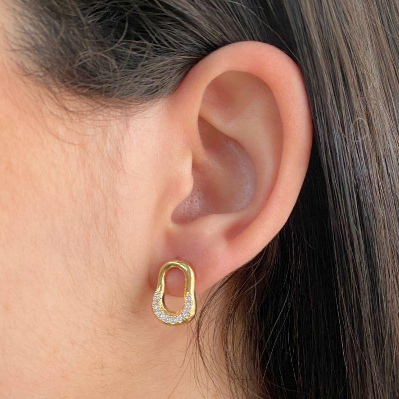 BRINCO ABSTRATO VAZADO METADE LISA E OUTRA CRAVEJADA 10x15MM