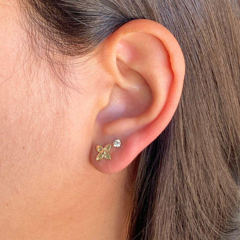 BRINCO DUPLO UM PONTO DE LUZ REDONDO E UMA FLOR CHEIA LISA