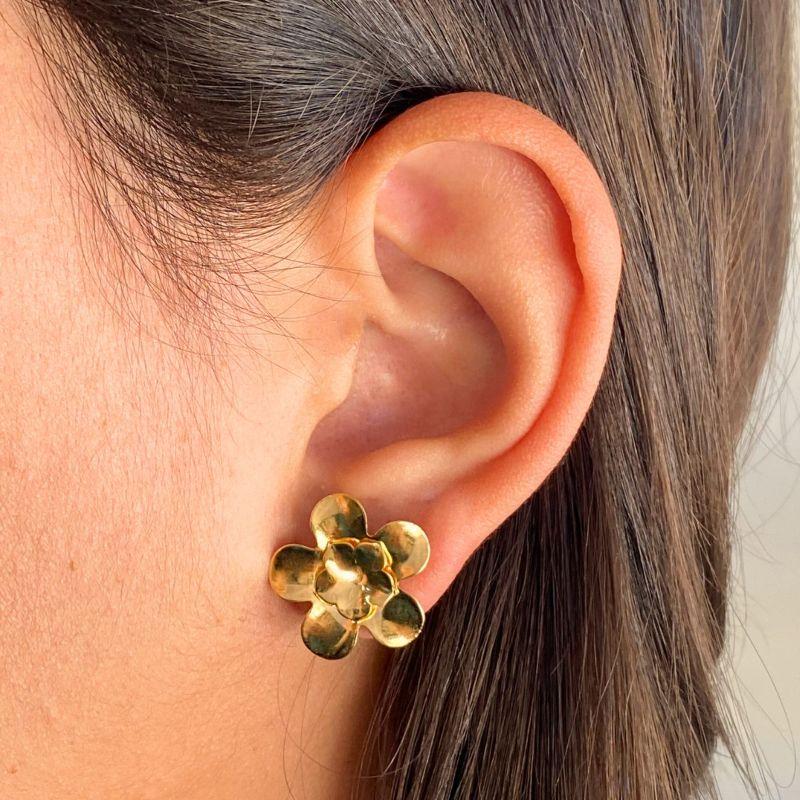 BRINCO MÉDIO FLOR DUPLA CHAPA LISA 18MM