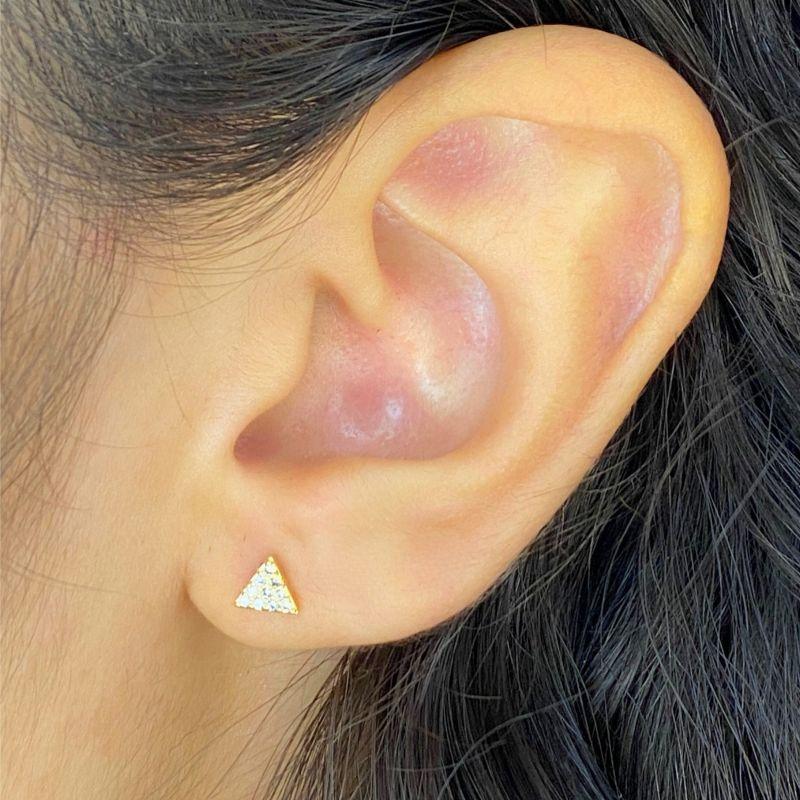 BRINCO PEQUENO CRAVEJADO TRIANGULO 5MM