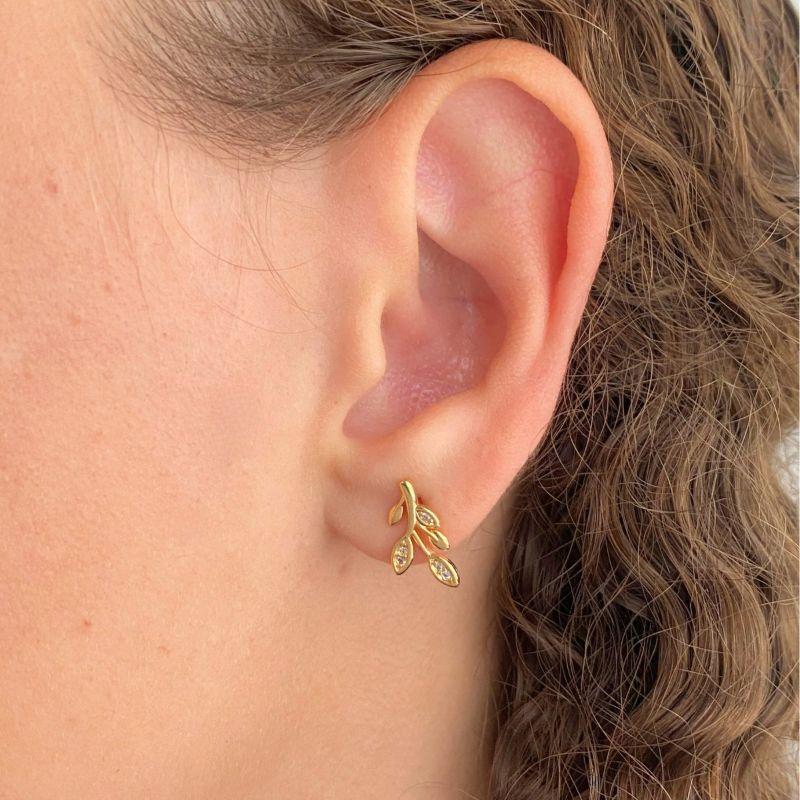 BRINCO PEQUENO FOLHAGEM COM 5 FOLHAS 3 CRAVEJADAS 2 LISAS