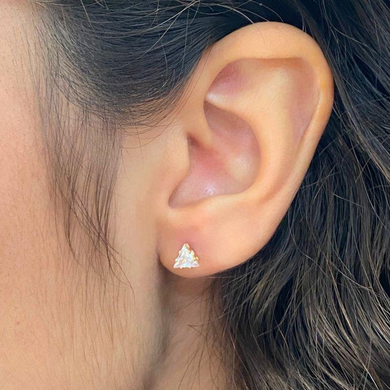 BRINCO PEQUENO ZIRCONIA TRIANGULO CAIXA ALTA 5MM