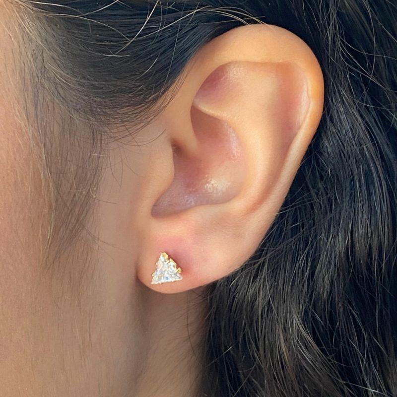 BRINCO PEQUENO ZIRCONIA TRIANGULO CAIXA ALTA 6MM