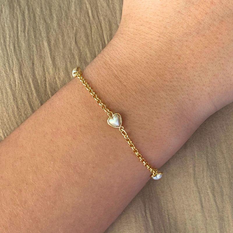 PULSEIRA COM 4 CORAÇÕES DE PEROLA