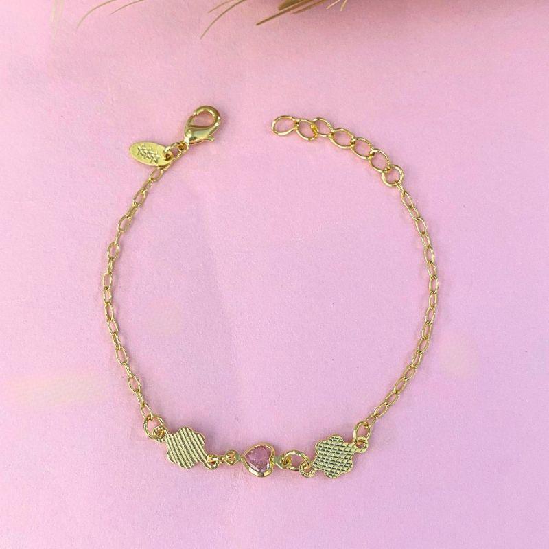 PULSEIRA INFANTIL COM 2 FLORES DE CHAPA LISA E 1 CORAÇÃO ROSA